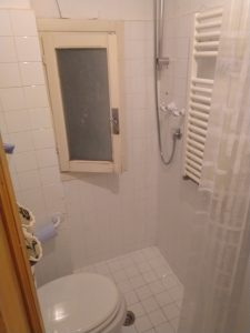 Bathroom in Comogli - remember to move the loo paper